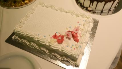 Pamuk torta ukrašena šlagom na stolu