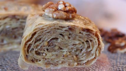 Đul pita sa orasima na staklenom tanjiru