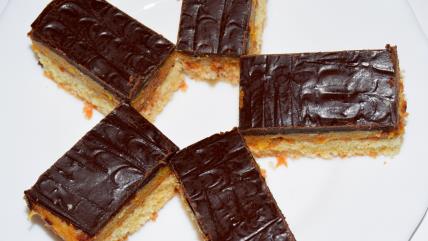 Jafa kolač na belom tanjiru