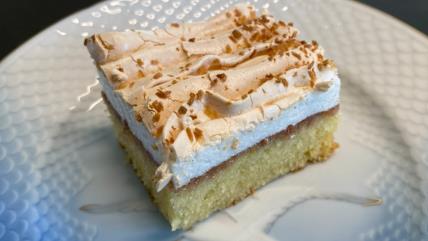 Damen kapric kolač na belom taniru