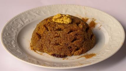 Čokoladna halva od griza sa orahom na tanjiru