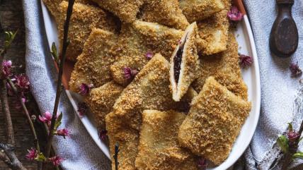 Tašci sa džemom i prezlama na poslužavniku na stolu