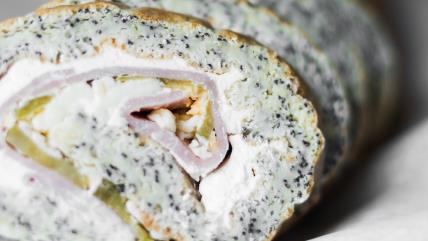 Slani beli rolat sa makom na stolu