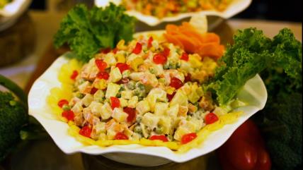 Versajska salata u beloj činiji na stolu