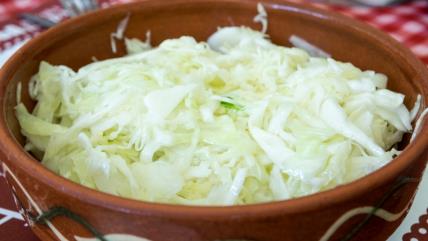 Kafanska kupus salata u činji na stolu