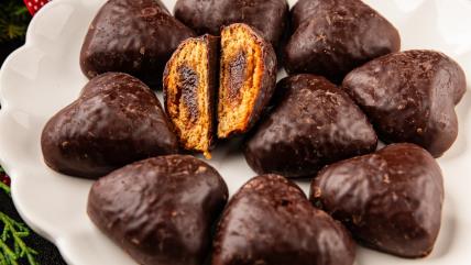 Medeno srce na belom tanjiru