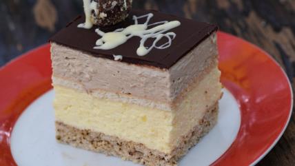 Trostruki užitak kolač na crveno belom tanjiru