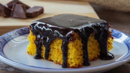 Barni kolač na plavobelom tanjiru