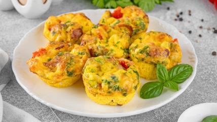 Proteinski mafini od jaja i sira na belom tanjiru