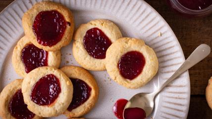 Banini kolačići sa džemom na roze tanjiru