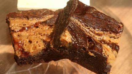 Brauni sa kikiriki puterom na staklenom tanjiru