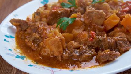 Gulaš u belo plavom tanjiru