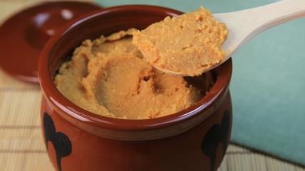 Pašteta od soje u zemljanoj posudi