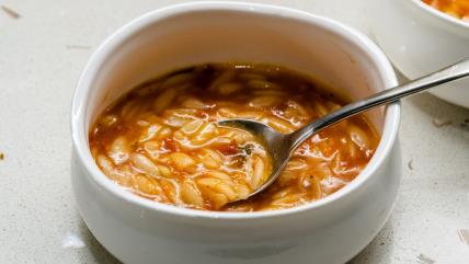 Manastriska paradajz čorba sa taranom u beloj činiji sa kašikom