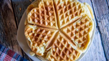 Bakin kolač na tanjiru na stolu