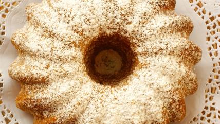 Kuglof od griza posut prah šećerom