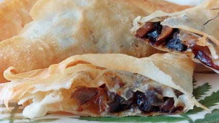 Manastirske pitice sa pečurkama za post na vodi na tanjiru