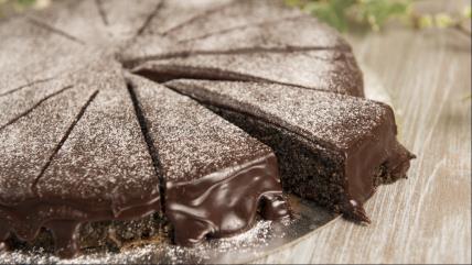 Posna plazma mak torta sa čokoladnom glazurom na stolu