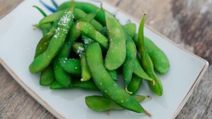 Edamame na belom tanjiru
