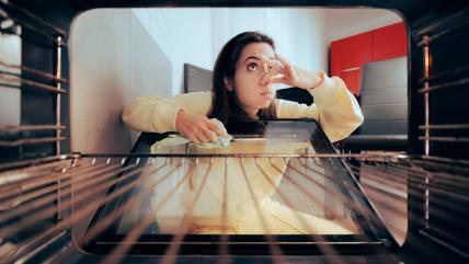 Žena oseti neprijatan miris iz rerne