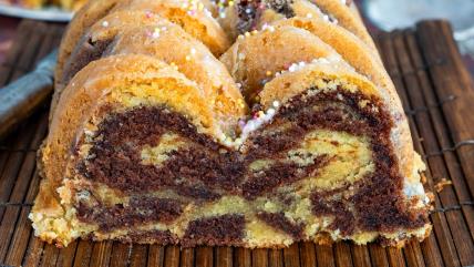 Posni jafa kolač na vodi na stolu