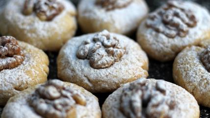 Gurabije sa orasima posute prah šećerom