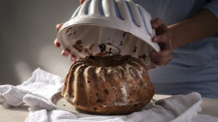 Žena vadi kuglof iz kalupa