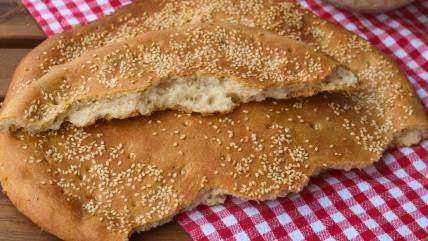 Lagana - grčka pogača sa susamom na kariranom stolnjaku