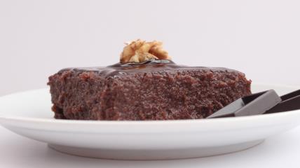 Čokoladni koh na belom tanjiru