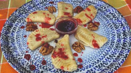 Taškice sa pekmezom Mileve Marić Ajnštajn na plavom tanjiru