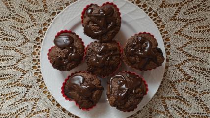 Medeno srce mafini na belom tanjiru na heklanom