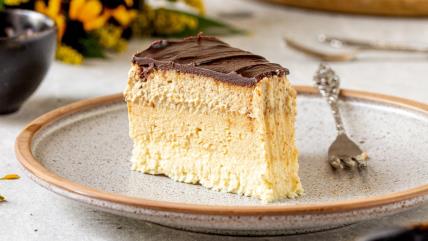 Pesak torta na sivom tanjiru