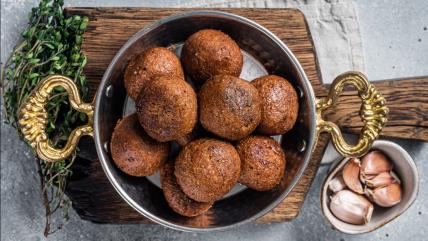 Ćuftice od sočiva u metalnoj činiji na dasci