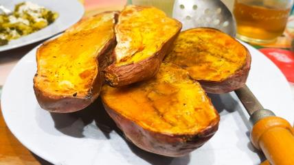 Pečeni batat na belom tanjiru na stolu