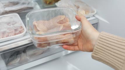 Žena vadi piletinu iz frižidera