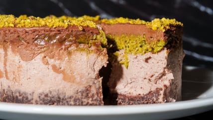 Dubai torta na belom tanjiru