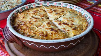 Kapama sa spanaćem i jajima u zemljanoj osudi na stolu