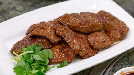 Svinjska džigerica na belom tanjiru