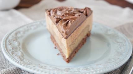 Bajadera torta na belom tanjiru