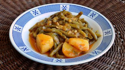 Boranija sa krompirom u paradajz sosu u plavo belom tanjiru