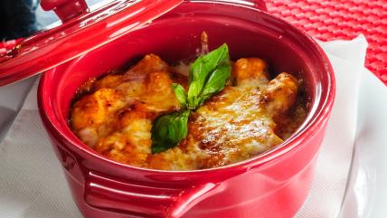 Lenja lazanja u crvenoj šerpi