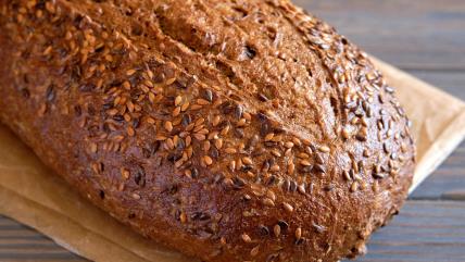 Integralni hleb sa semenkama na pek papiru