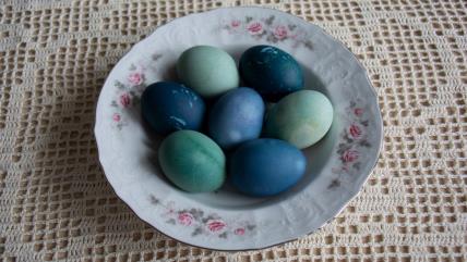 Plava jaja na tanjiru na heklanom stolnjaku