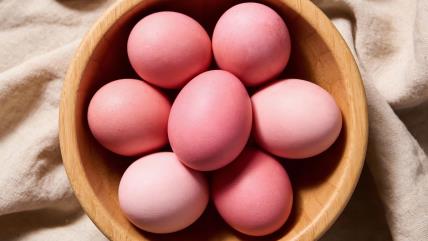 Roze jaja u činiji