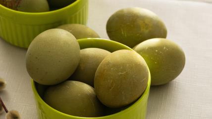 Maslinasto zelena jaja u zelenoj činiji