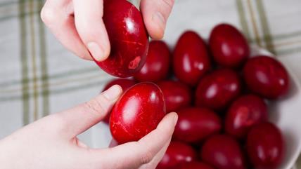 Ljudi se kuckaju crvenim jajima