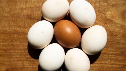 Izbeljena jaja na stolu