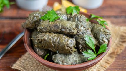 Sarmice od zelja u zemljanoj posudi sa peršunom