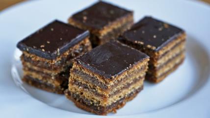 Žerbo kocke na belom tanjiru