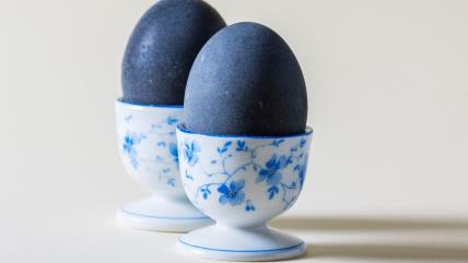 Teget uskršnja jaja sa kristalima